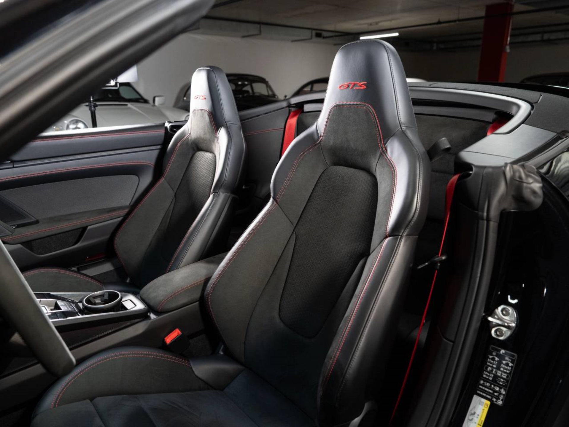 PORSCHE 911 Carrera 4 GTS Cabriolet-image-4