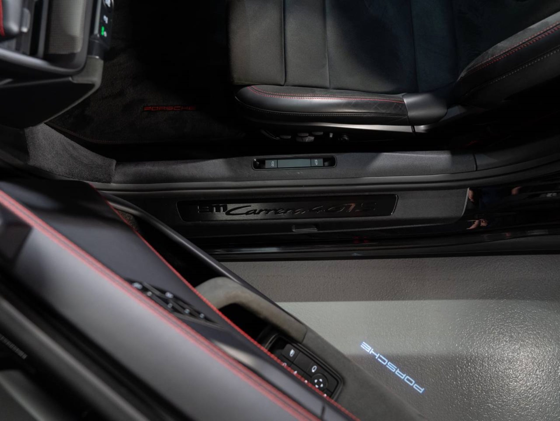 PORSCHE 911 Carrera 4 GTS Cabriolet-image-22