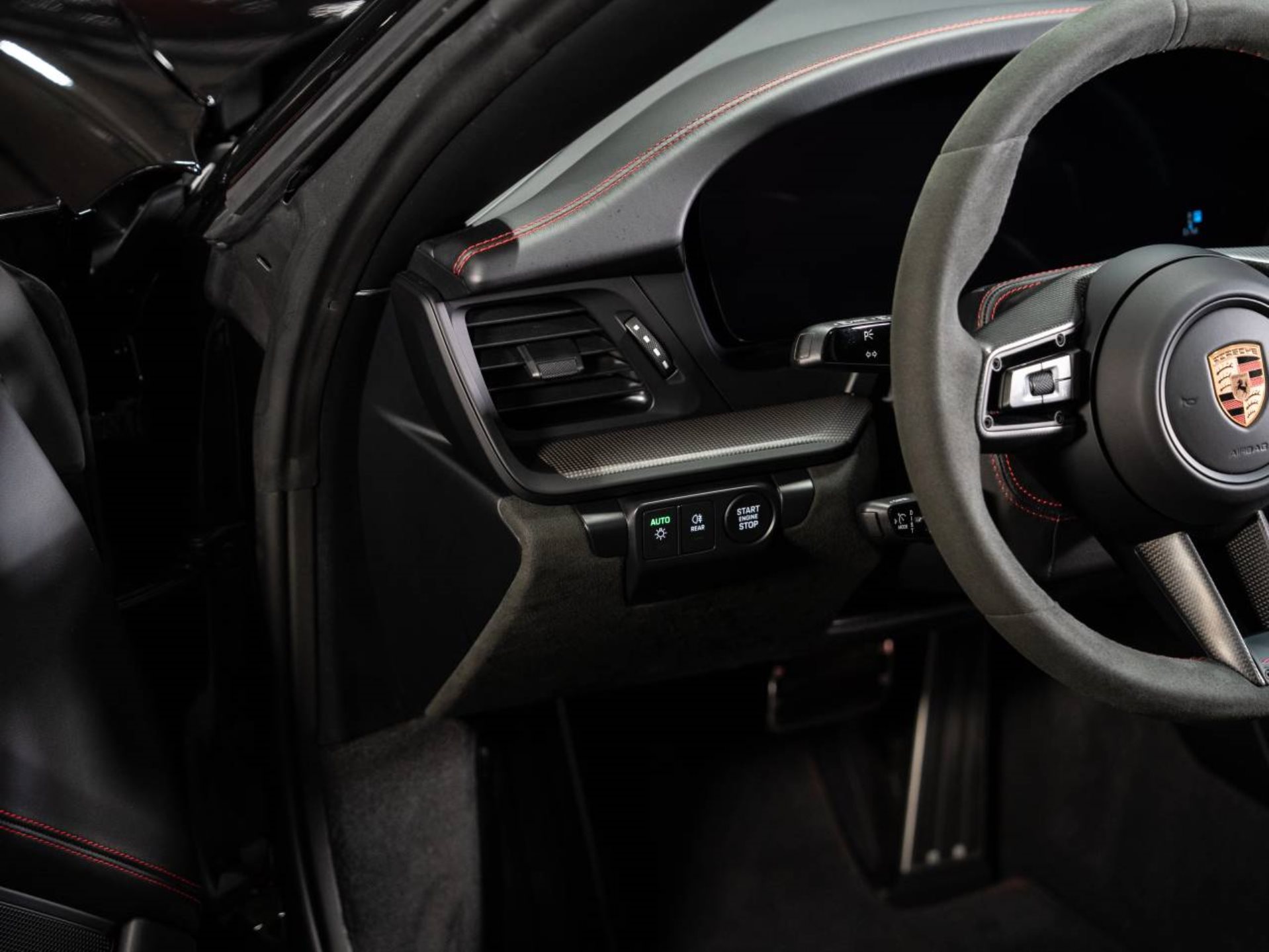 PORSCHE 911 Carrera 4 GTS Cabriolet-image-18