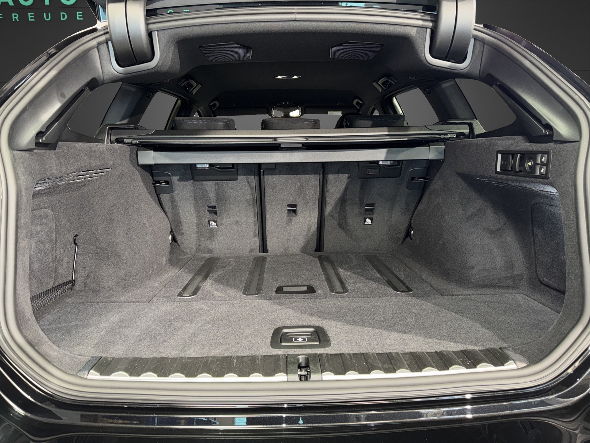 BMW 320d xDrive Touring M Sport-image-15
