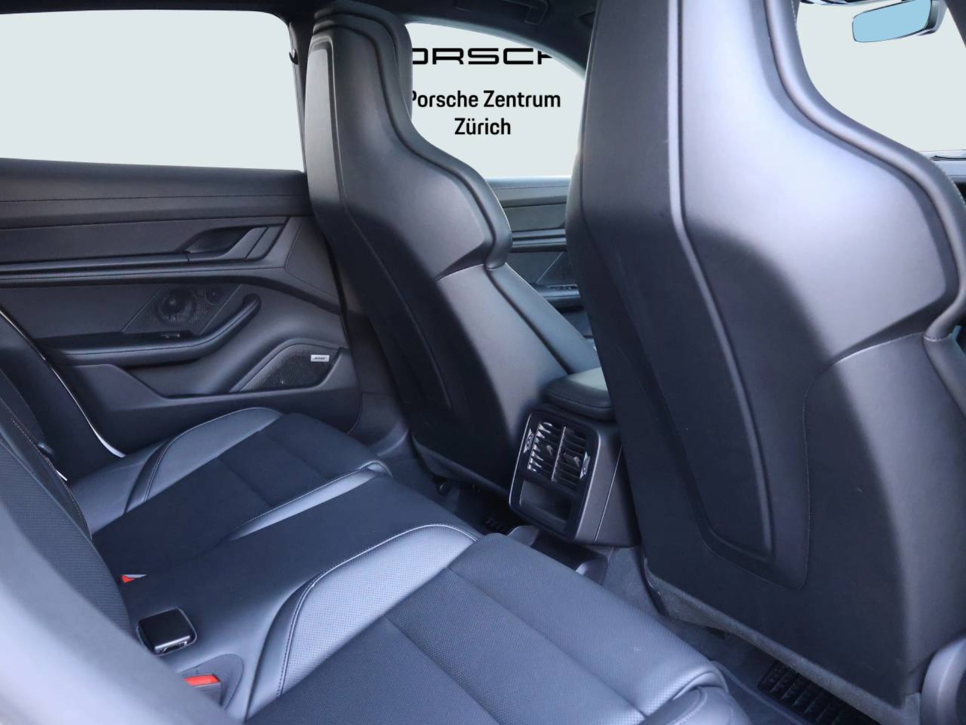 PORSCHE Taycan 4 Cross Turismo-image-13