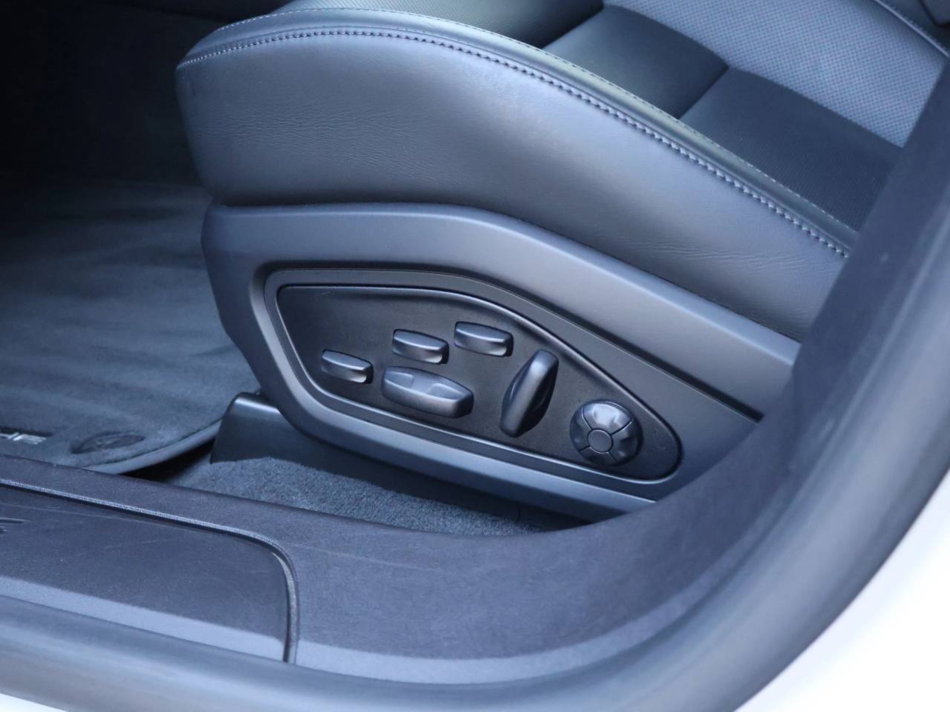 PORSCHE Taycan 4 Cross Turismo-image-28