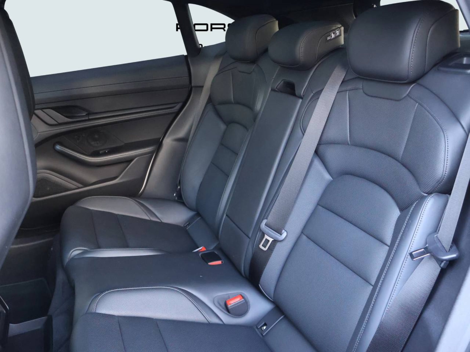 PORSCHE Taycan 4 Cross Turismo-image-15