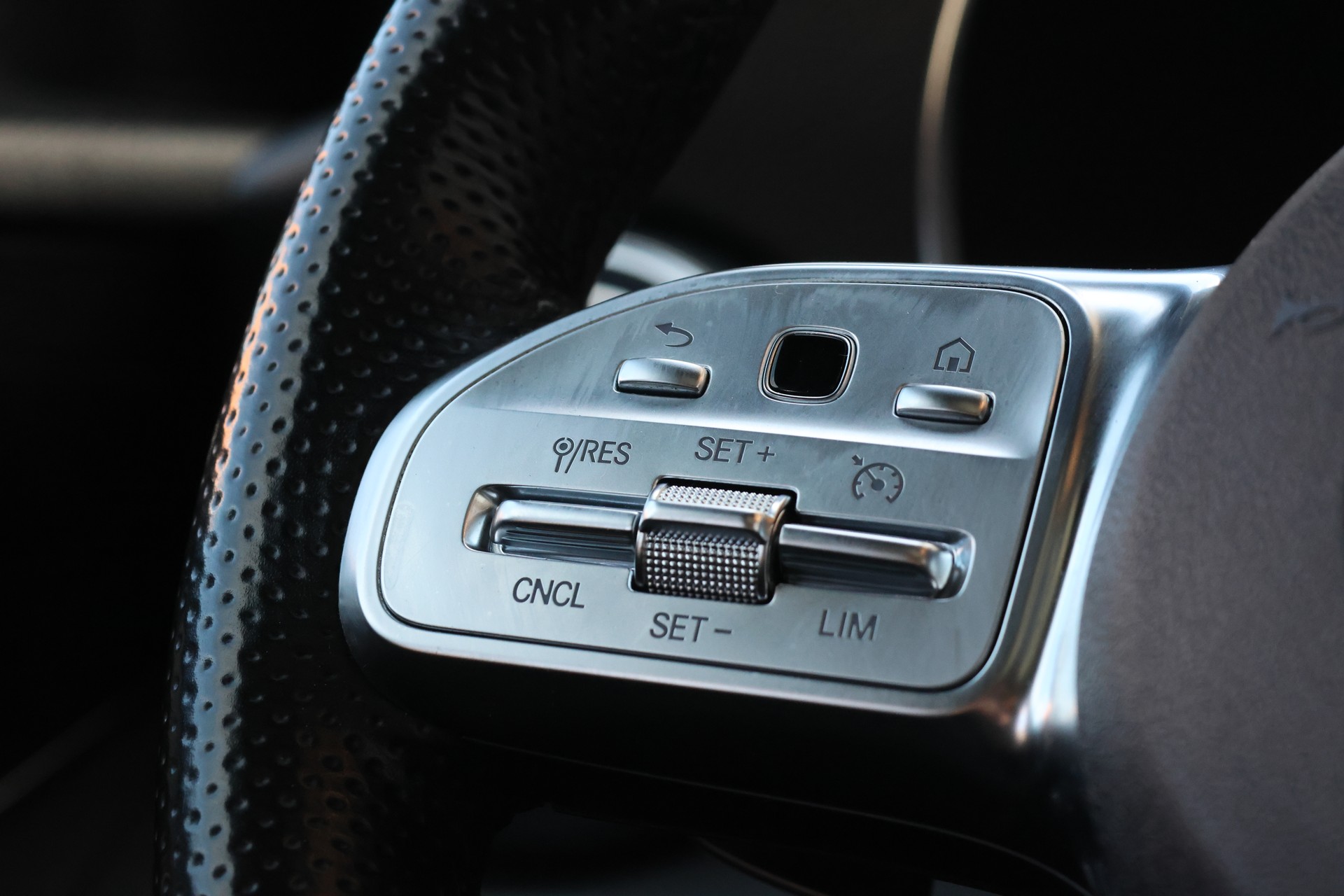 MERCEDES-BENZ GLC 300 de AMG Line 4Matic 9G-Tronic (CH) *Designo Magno Grey*-image-15