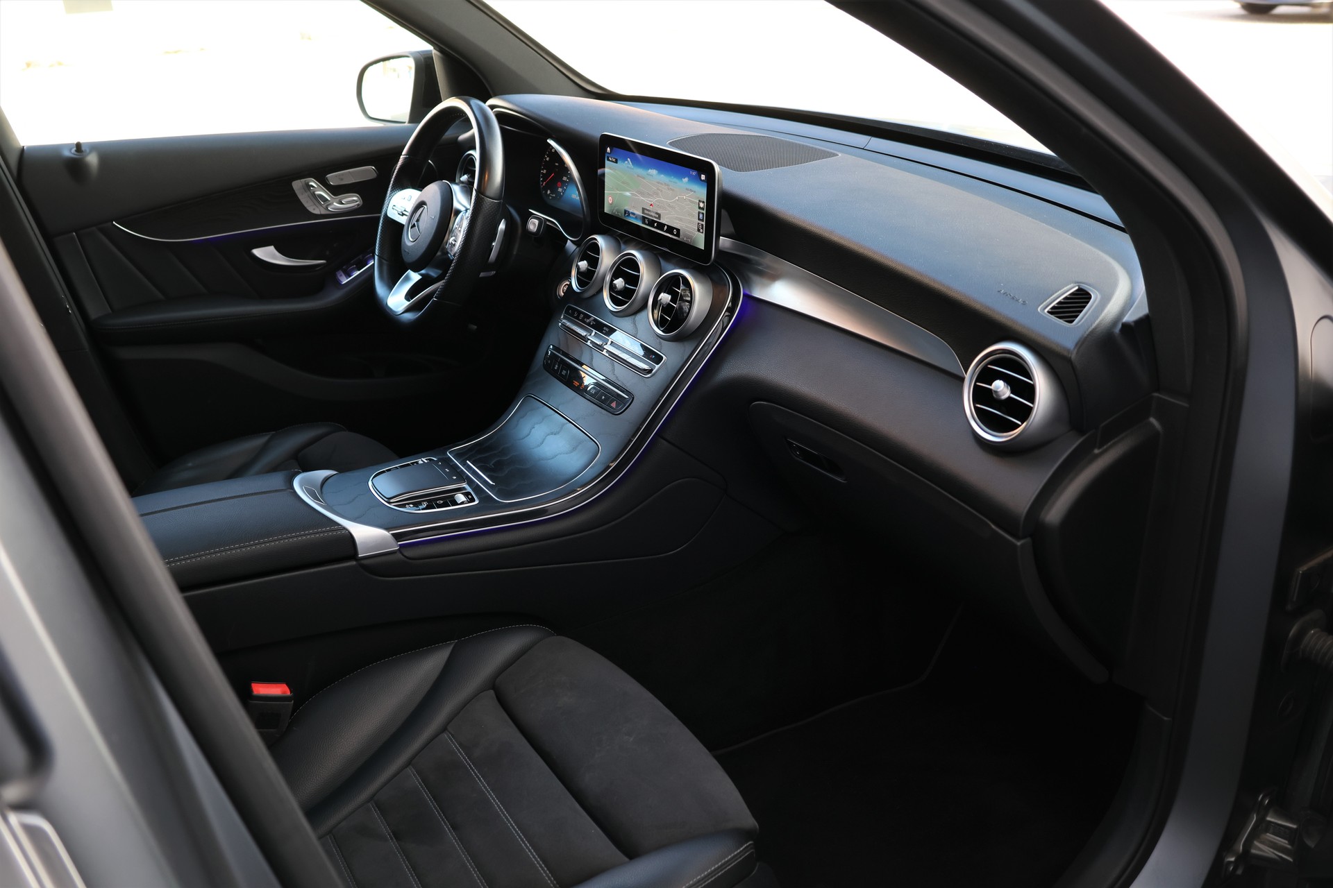 MERCEDES-BENZ GLC 300 de AMG Line 4Matic 9G-Tronic (CH) *Designo Magno Grey*-image-17