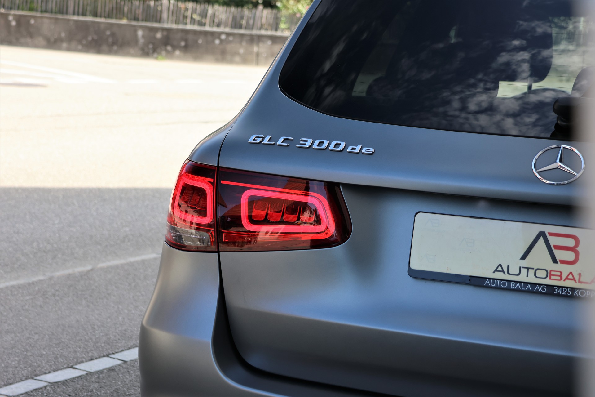 MERCEDES-BENZ GLC 300 de AMG Line 4Matic 9G-Tronic (CH) *Designo Magno Grey*-image-4