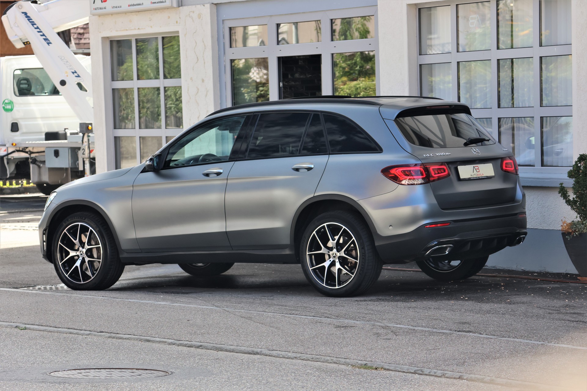 MERCEDES-BENZ GLC 300 de AMG Line 4Matic 9G-Tronic (CH) *Designo Magno Grey*-showroom-element-3