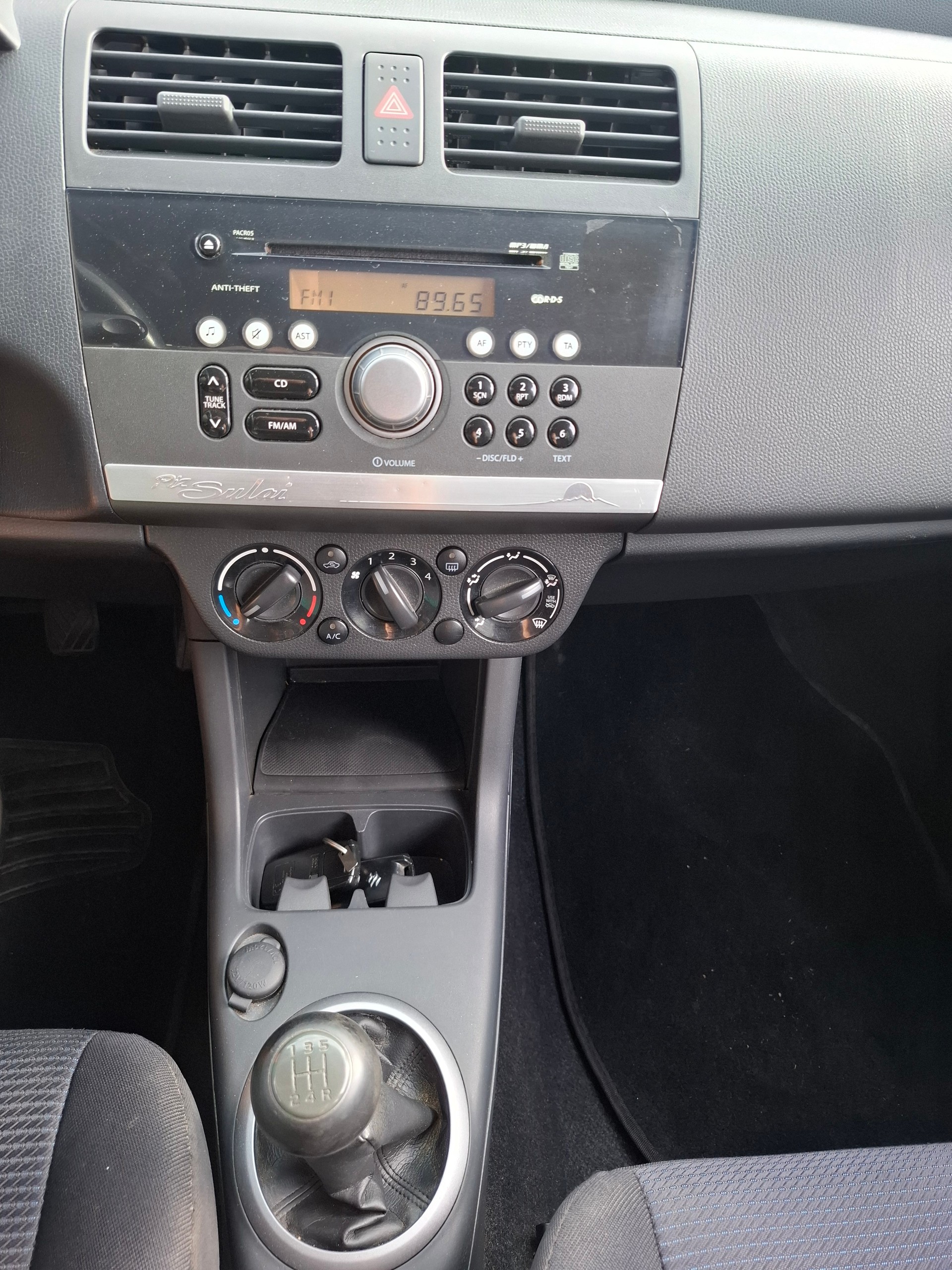 SUZUKI Swift 1.3i 16V GL Top Piz Sulai LE 4x4-image-12
