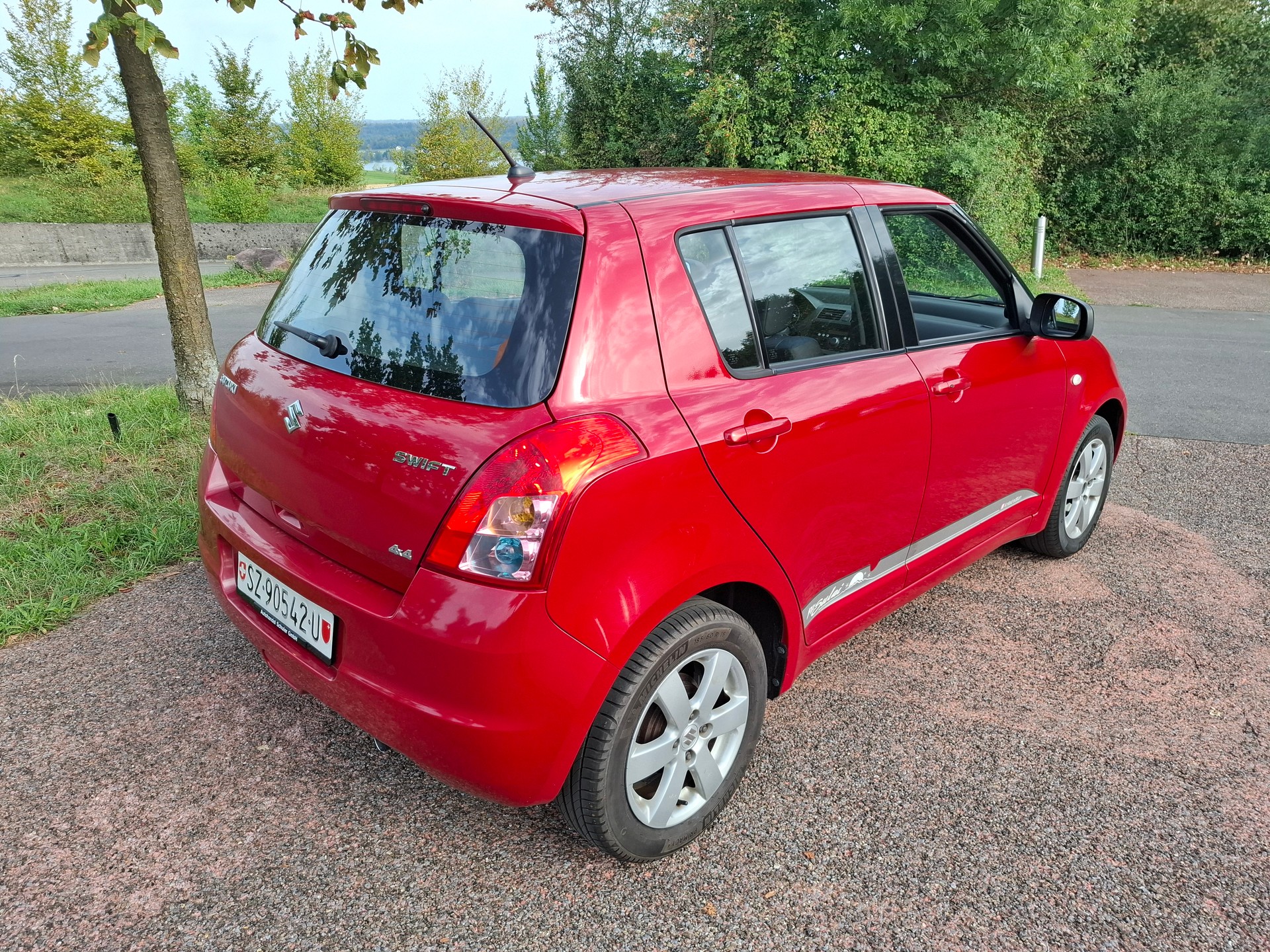 SUZUKI Swift 1.3i 16V GL Top Piz Sulai LE 4x4-image-5