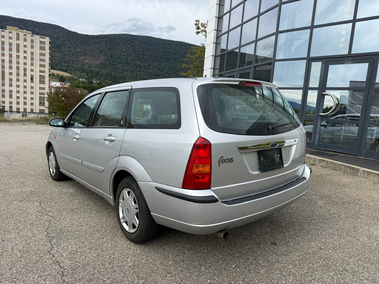 FORD Focus 1.8i 16V Ghia-image-4