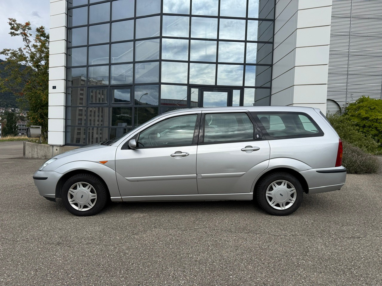 FORD Focus 1.8i 16V Ghia-image-3