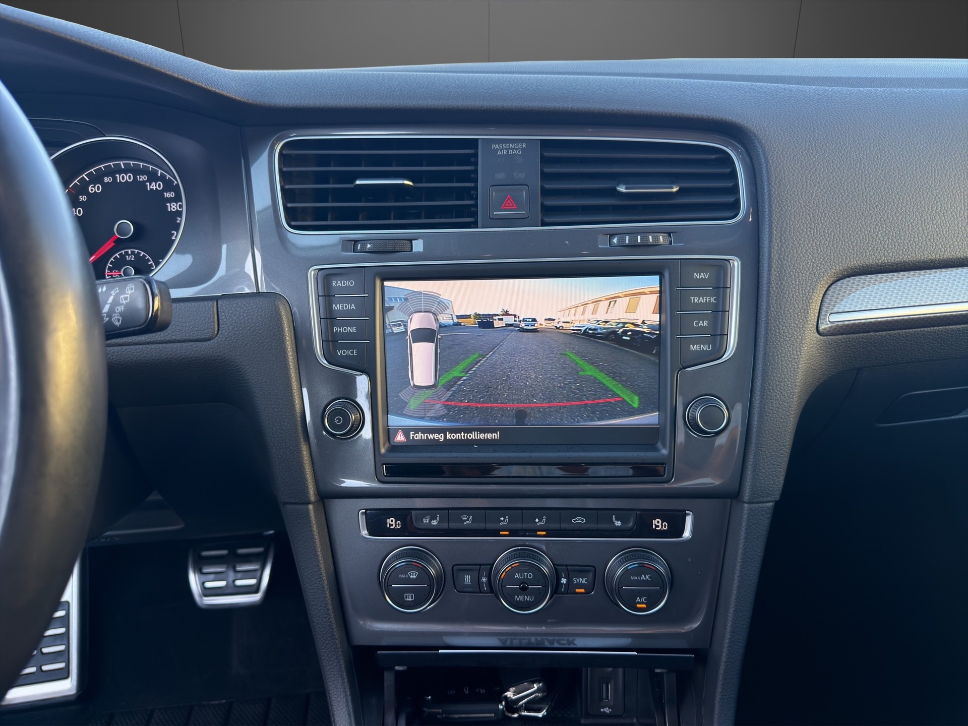 VW Golf 2.0 TDI Alltrack 4Motion-image-14