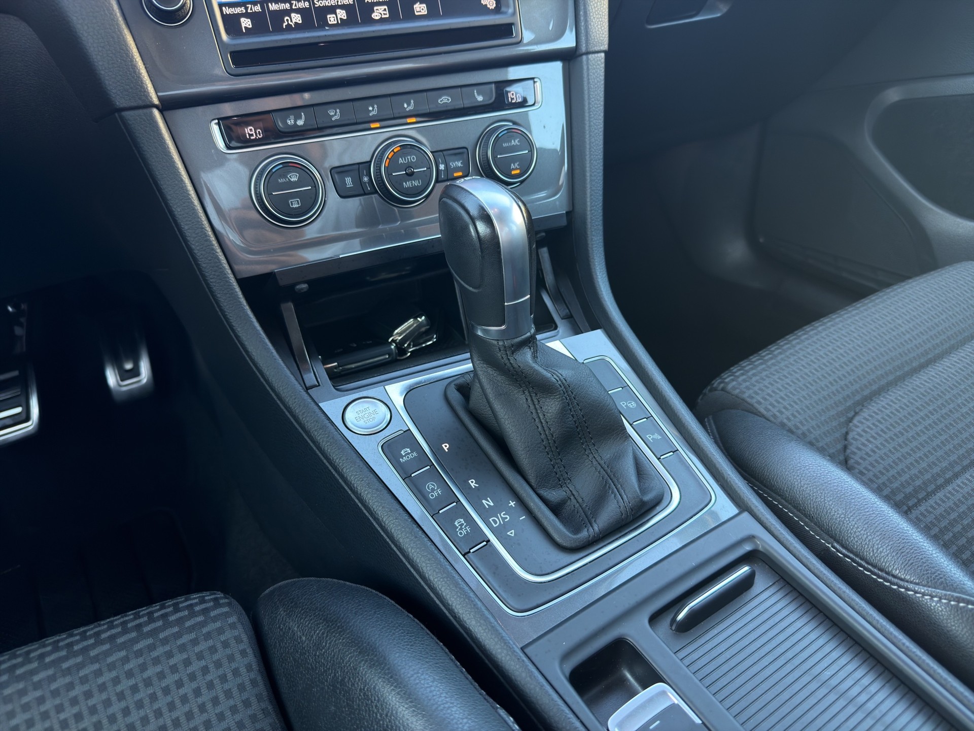 VW Golf 2.0 TDI Alltrack 4Motion-image-16