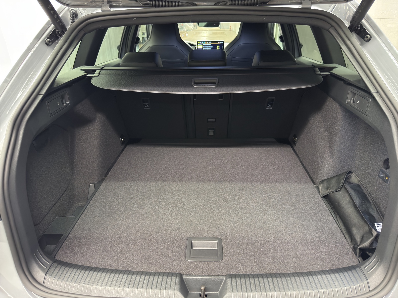 VW Golf VIII Variant 1.5 eTSI R-Line DSG-image-10