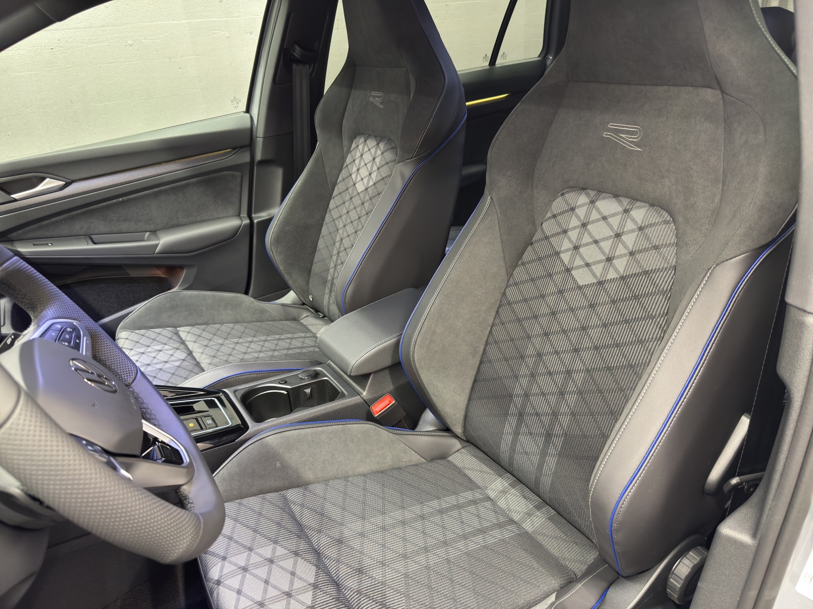 VW Golf VIII Variant 1.5 eTSI R-Line DSG-image-15