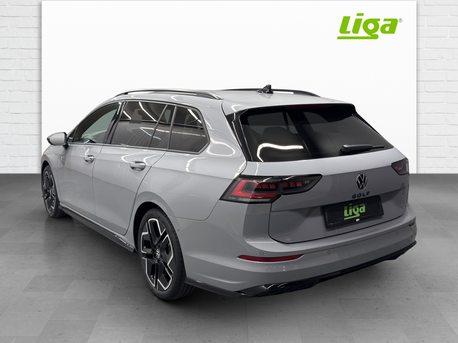 VW Golf VIII Variant 1.5 eTSI R-Line DSG-image-3
