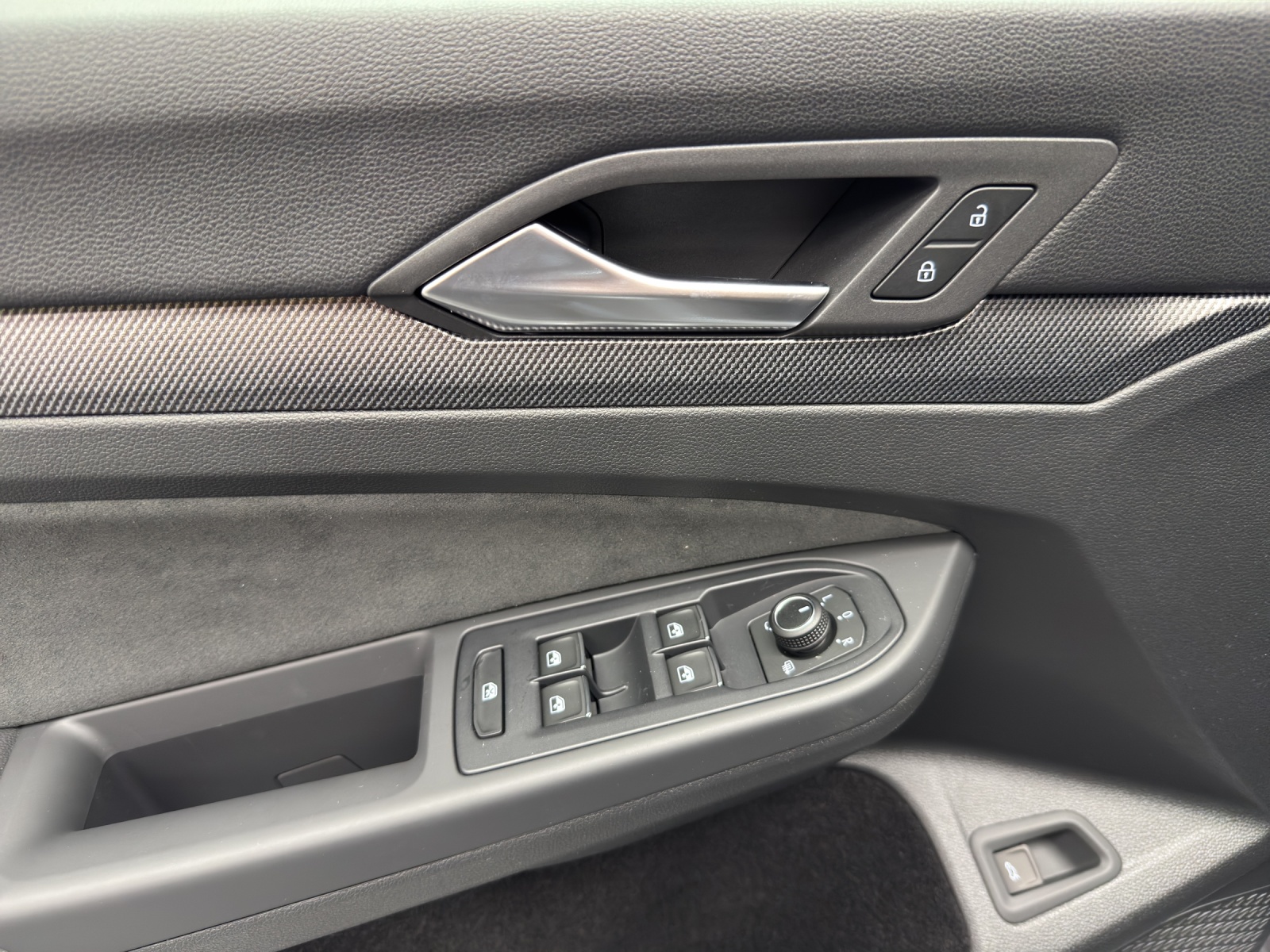 VW Golf VIII Variant 1.5 eTSI R-Line DSG-image-14