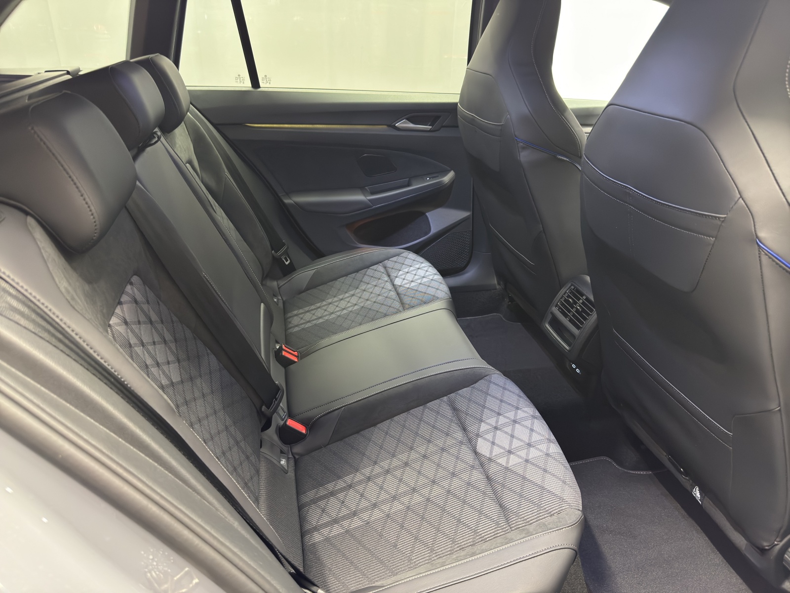 VW Golf VIII Variant 1.5 eTSI R-Line DSG-image-9