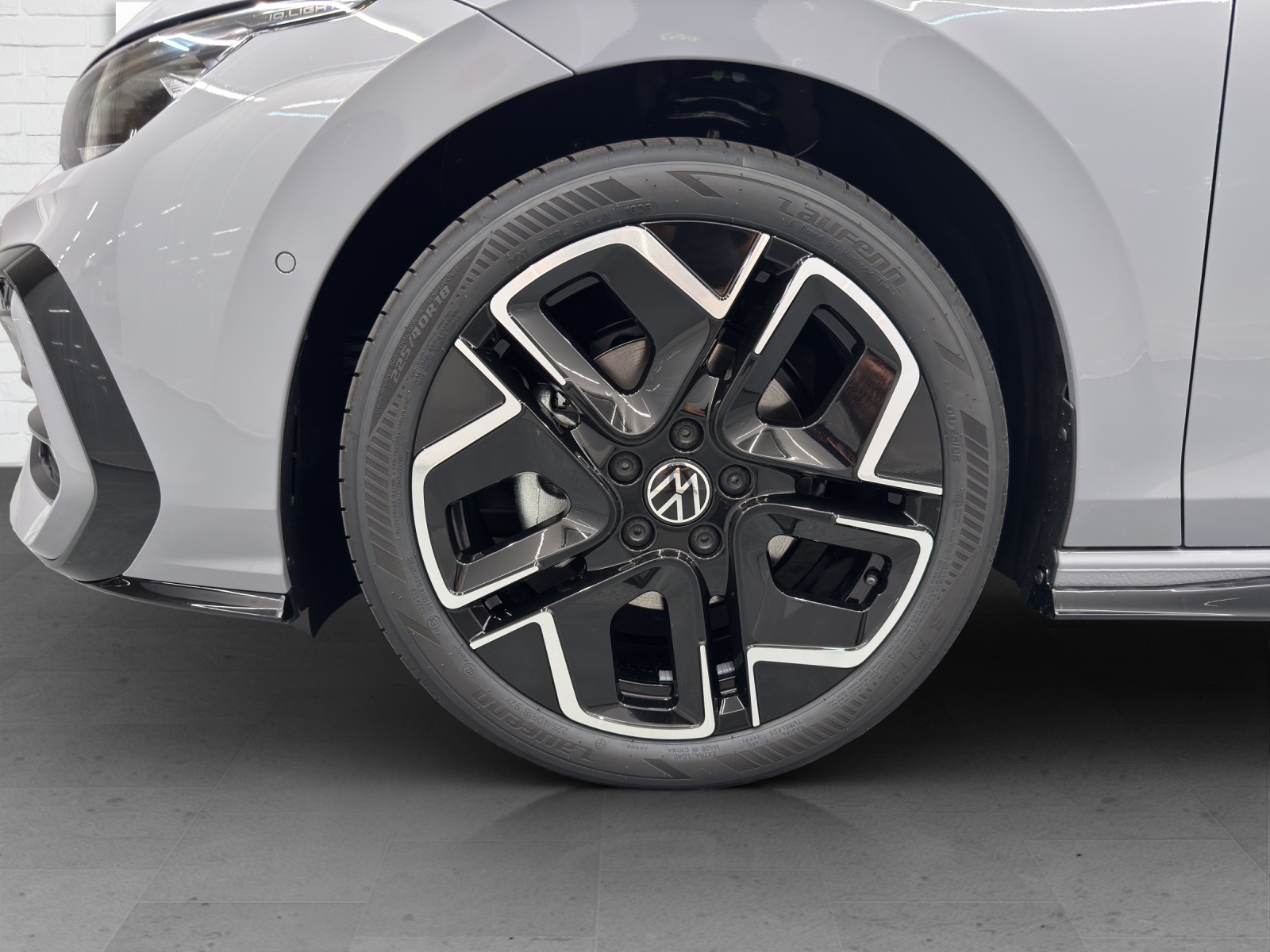 VW Golf VIII Variant 1.5 eTSI R-Line DSG-image-5