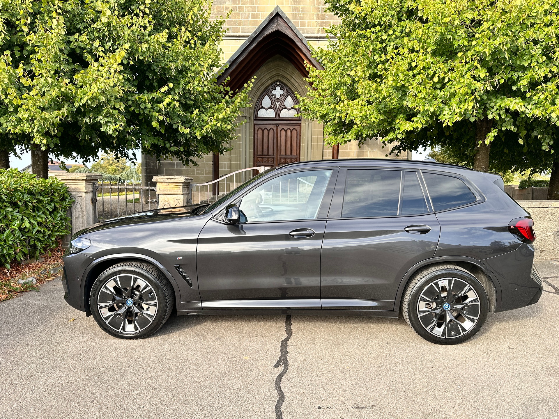 BMW iX3 Impressive-image-4