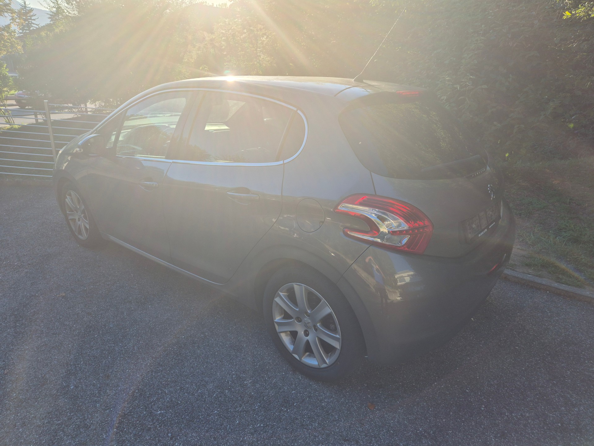 PEUGEOT 208 1.6 VTI Allure-image-4