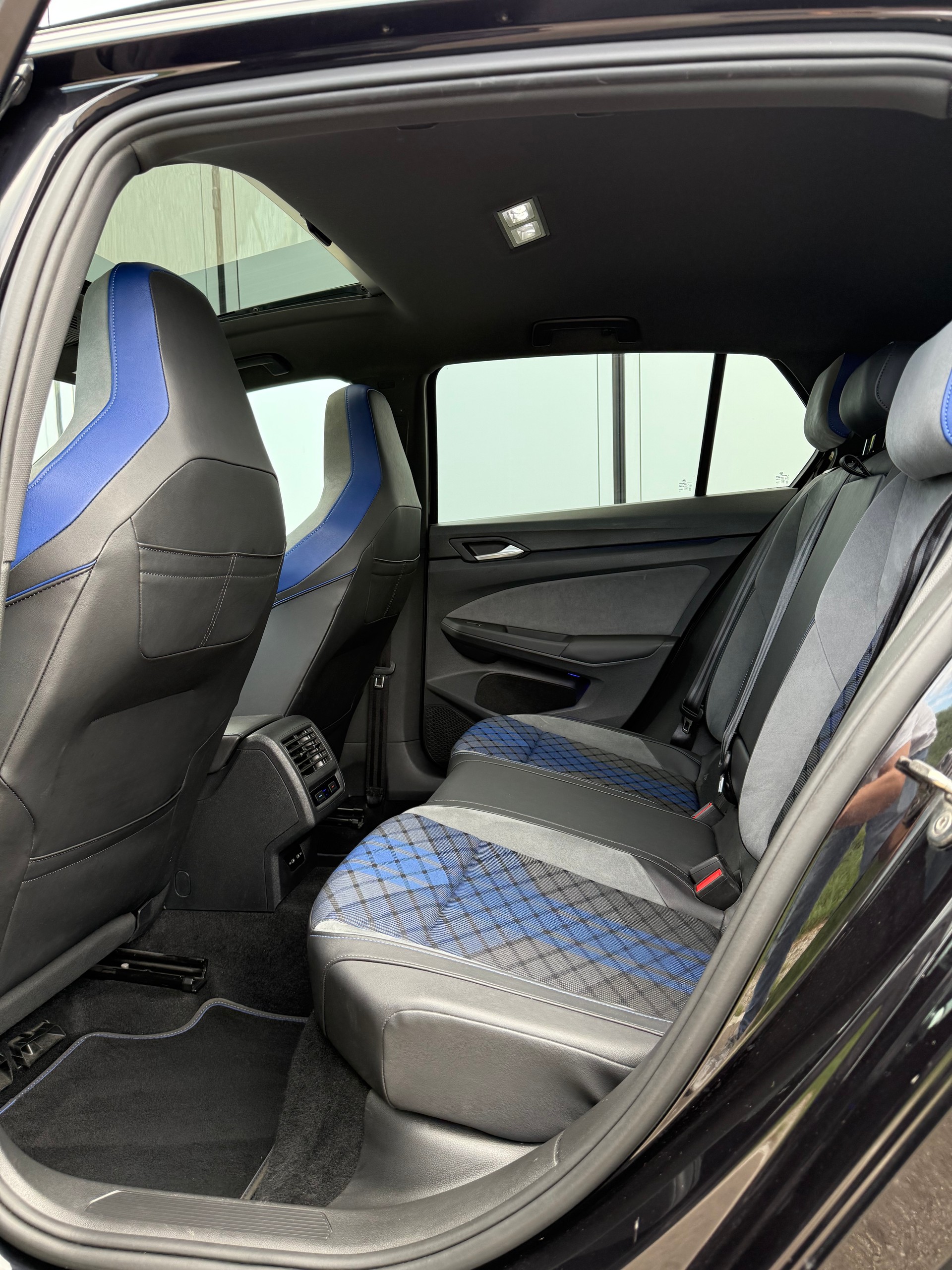 VW Golf 2.0 TSI R 4Motion DSG-image-15