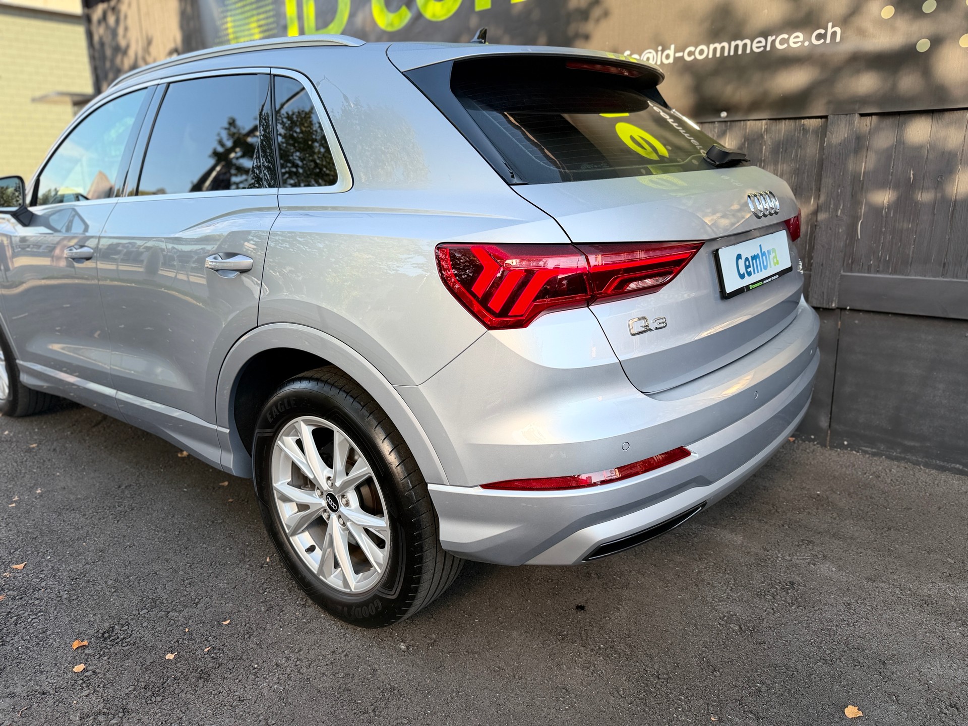 AUDI Q3 40 TFSI S line quattro S-tronic-image-4