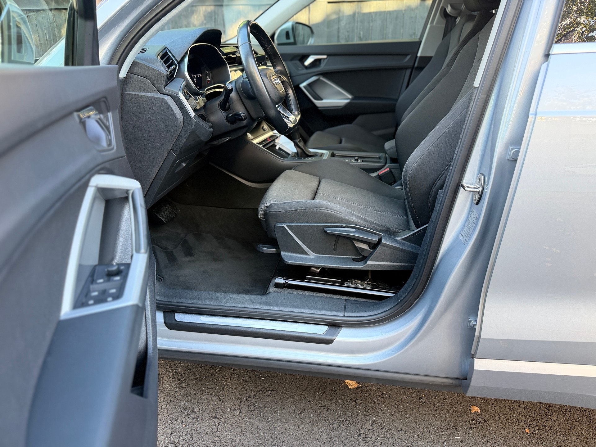 AUDI Q3 40 TFSI S line quattro S-tronic-image-10
