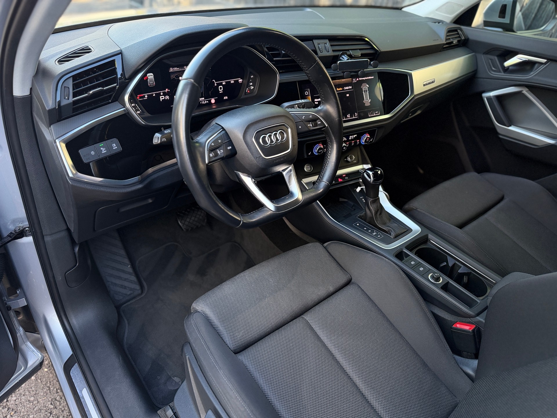 AUDI Q3 40 TFSI S line quattro S-tronic-image-9