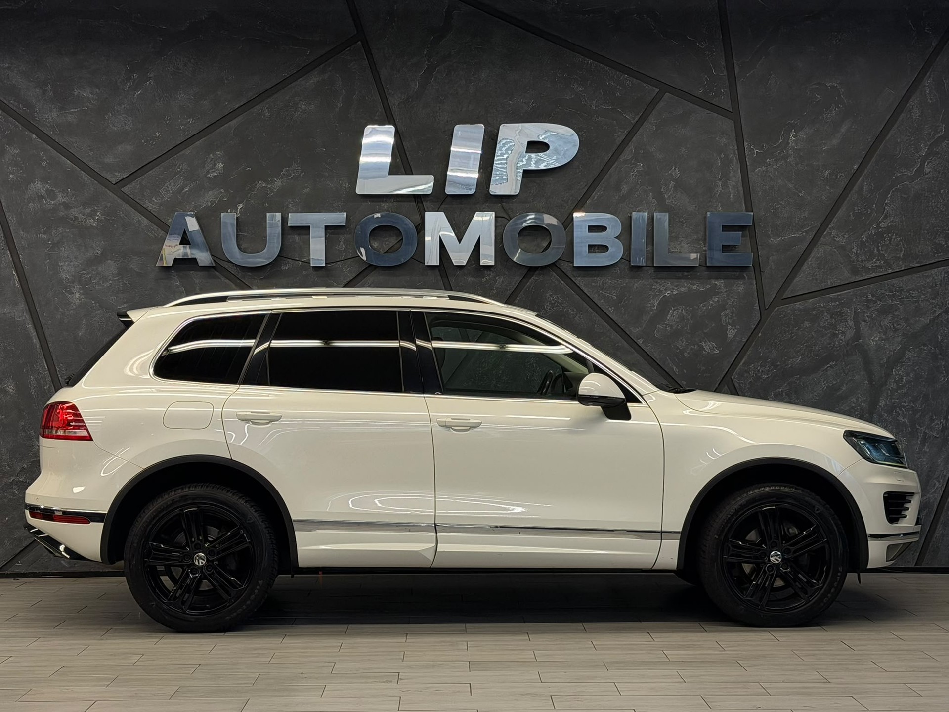 VW Touareg 3.0 TDI BlueMotion Technology Tiptronic R-Line-image-3