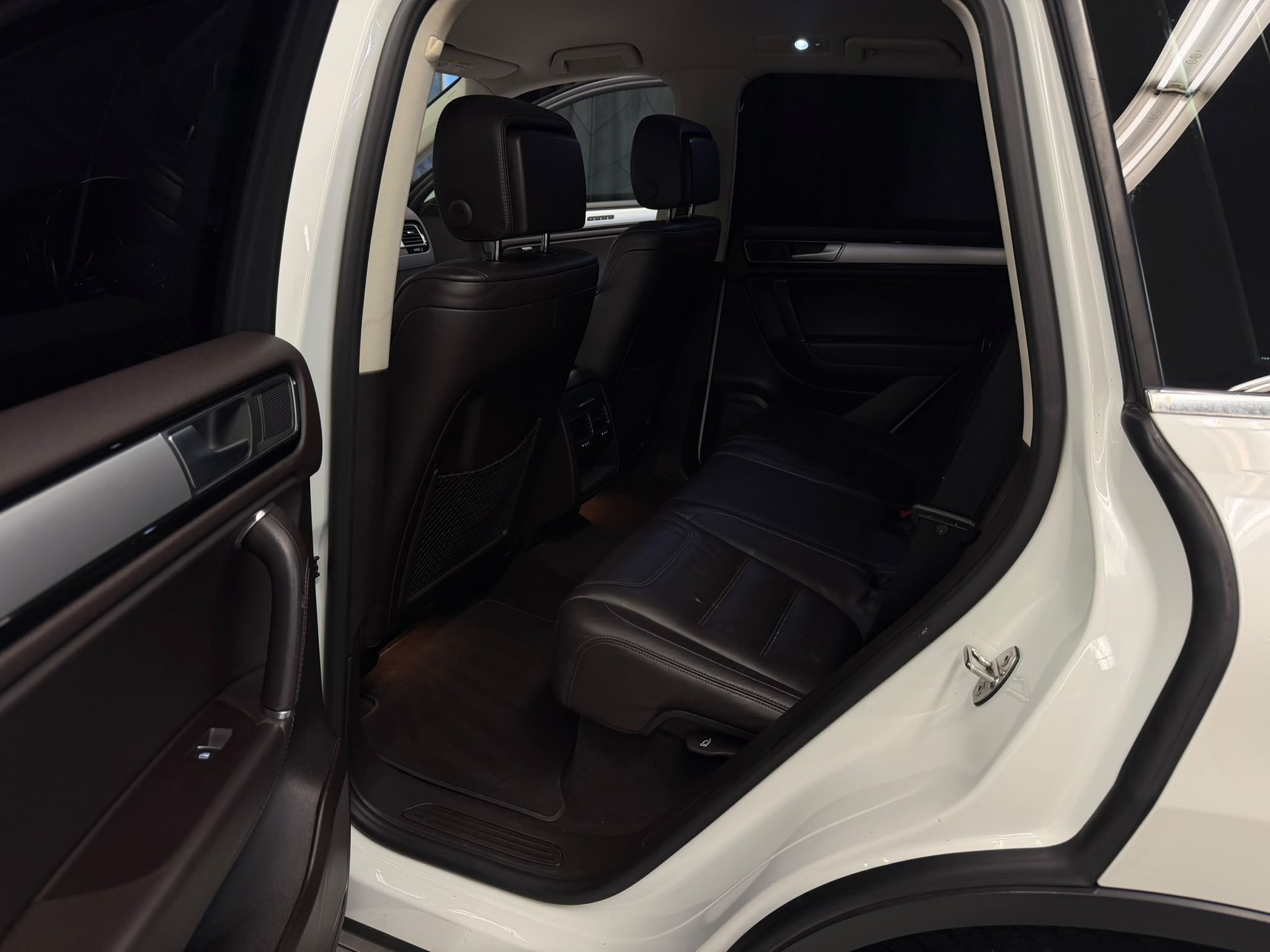 VW Touareg 3.0 TDI BlueMotion Technology Tiptronic R-Line-image-12