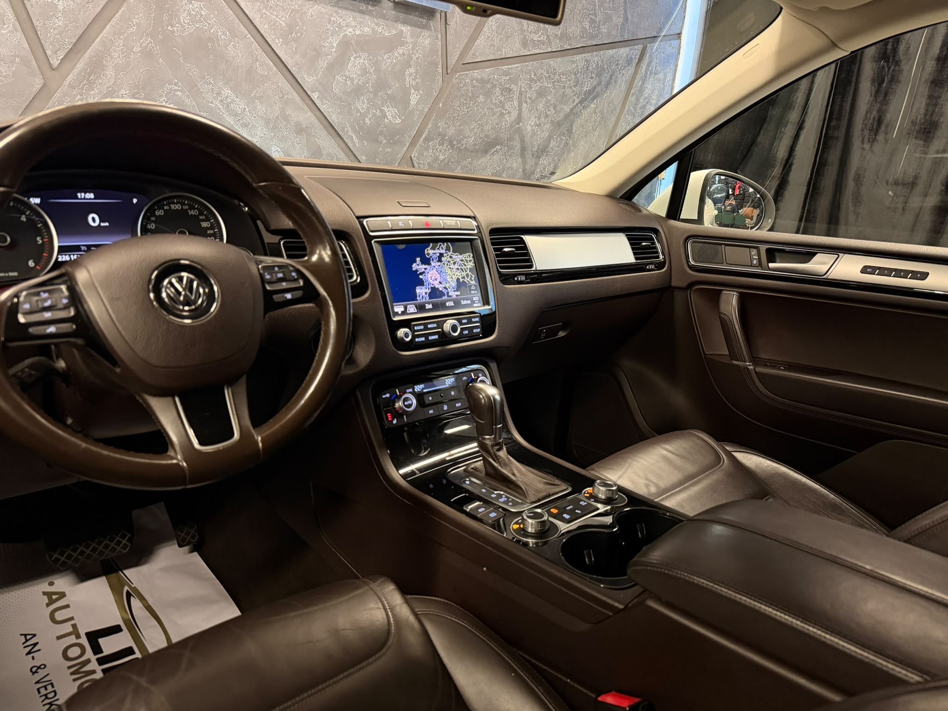 VW Touareg 3.0 TDI BlueMotion Technology Tiptronic R-Line-image-9