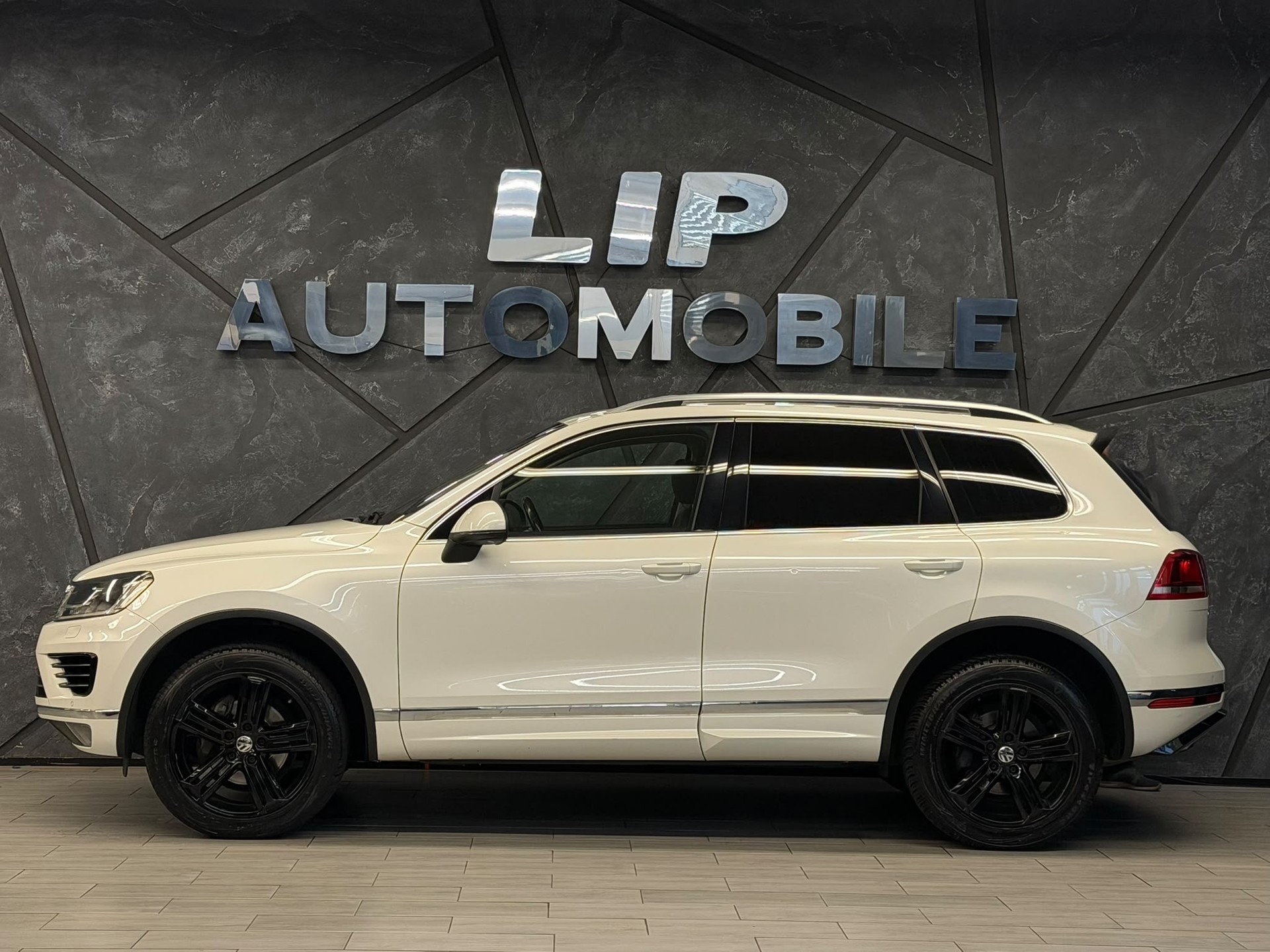 VW Touareg 3.0 TDI BlueMotion Technology Tiptronic R-Line-image-4