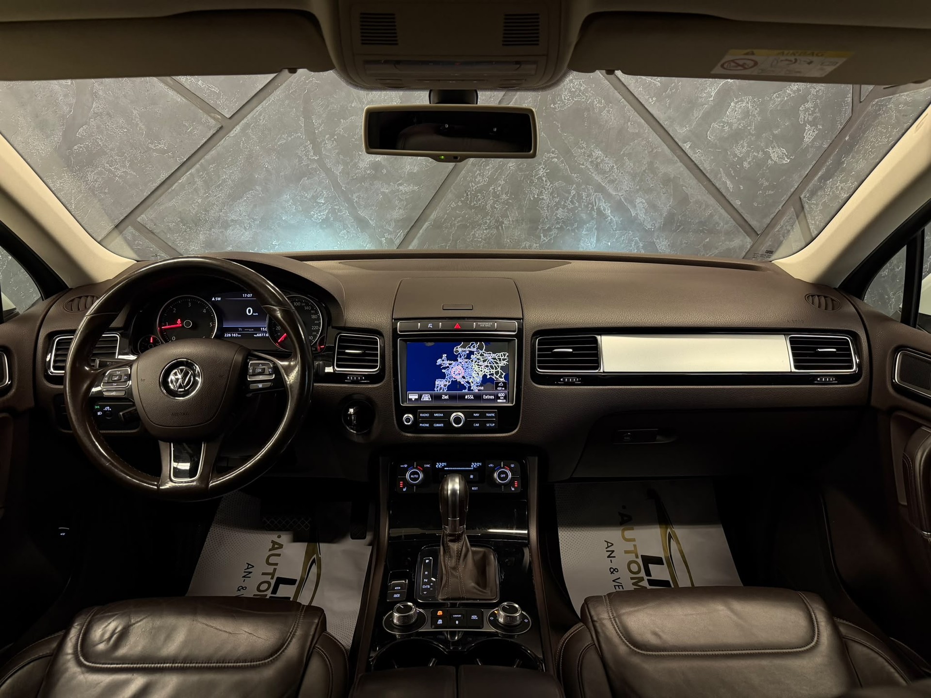 VW Touareg 3.0 TDI BlueMotion Technology Tiptronic R-Line-image-8