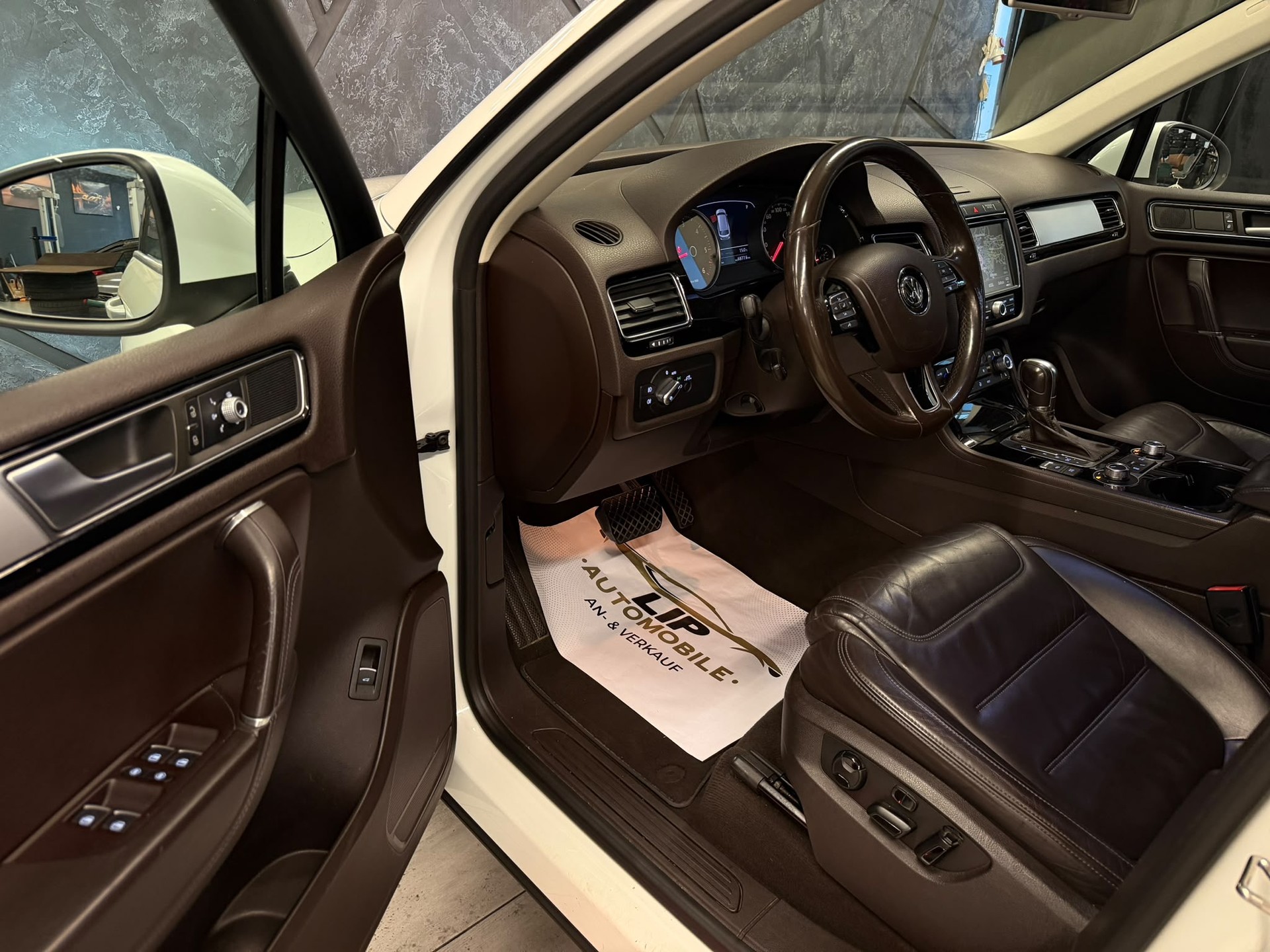 VW Touareg 3.0 TDI BlueMotion Technology Tiptronic R-Line-image-11