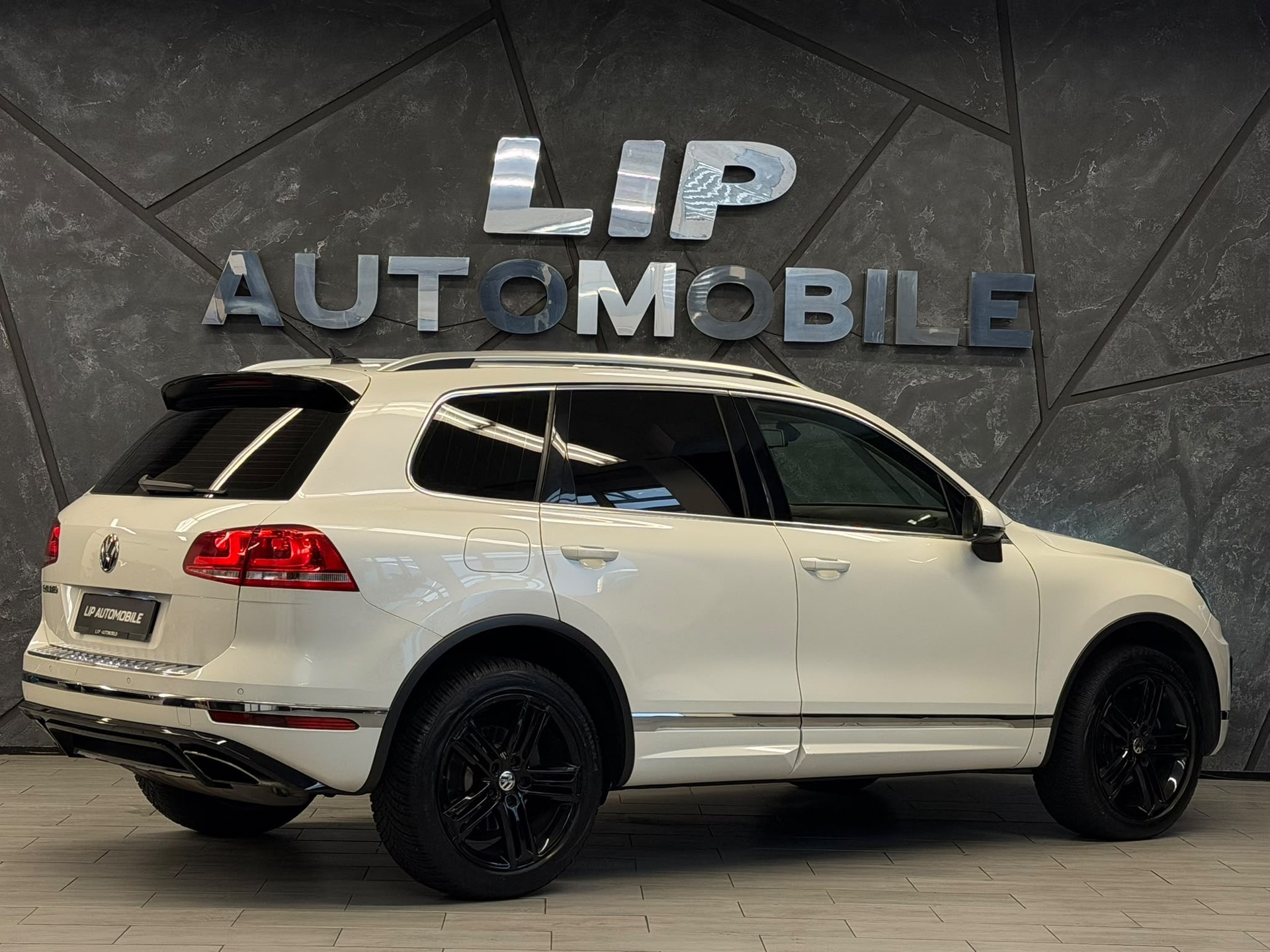 VW Touareg 3.0 TDI BlueMotion Technology Tiptronic R-Line-image-5
