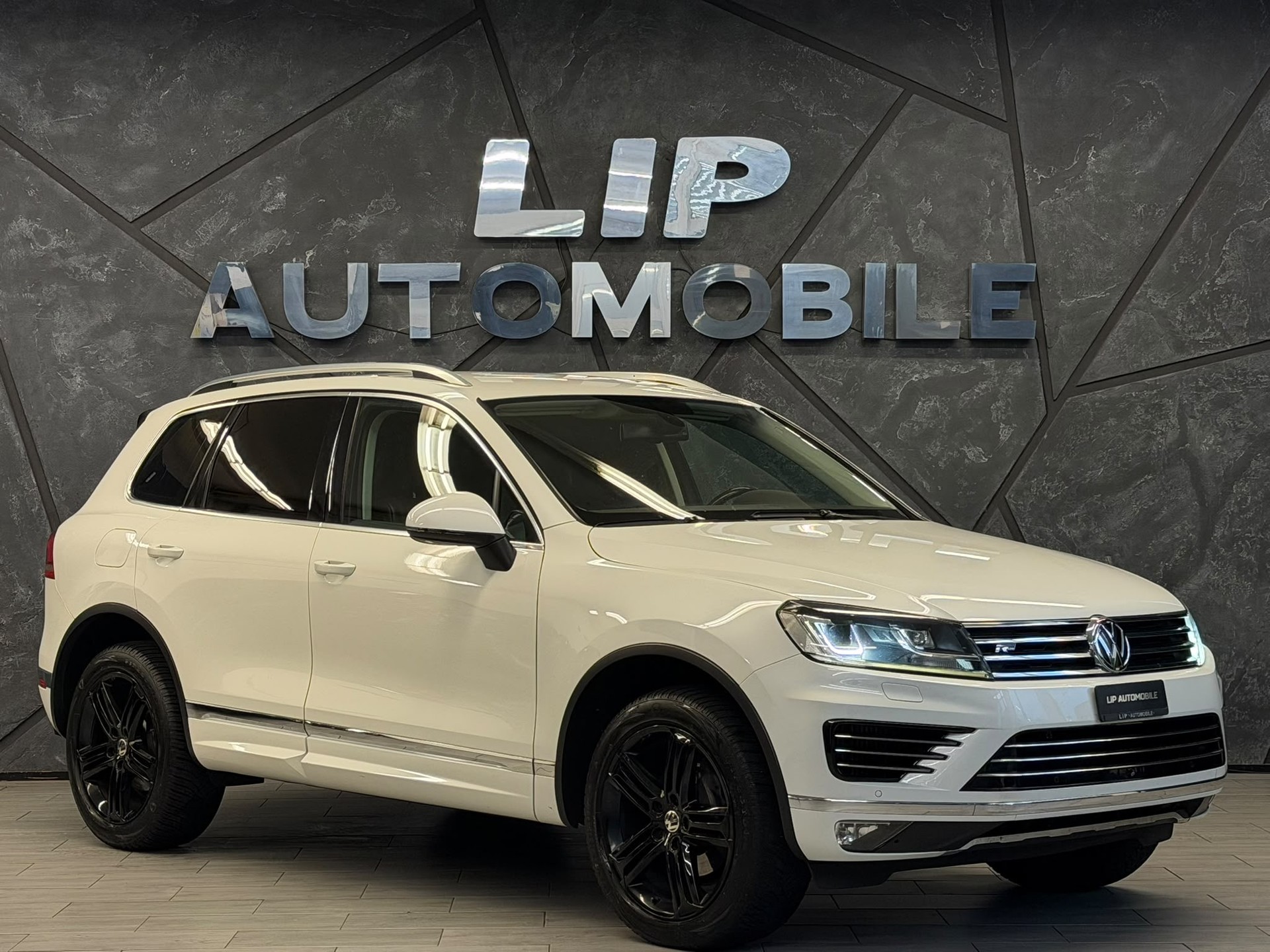 VW Touareg 3.0 TDI BlueMotion Technology Tiptronic R-Line-image-2