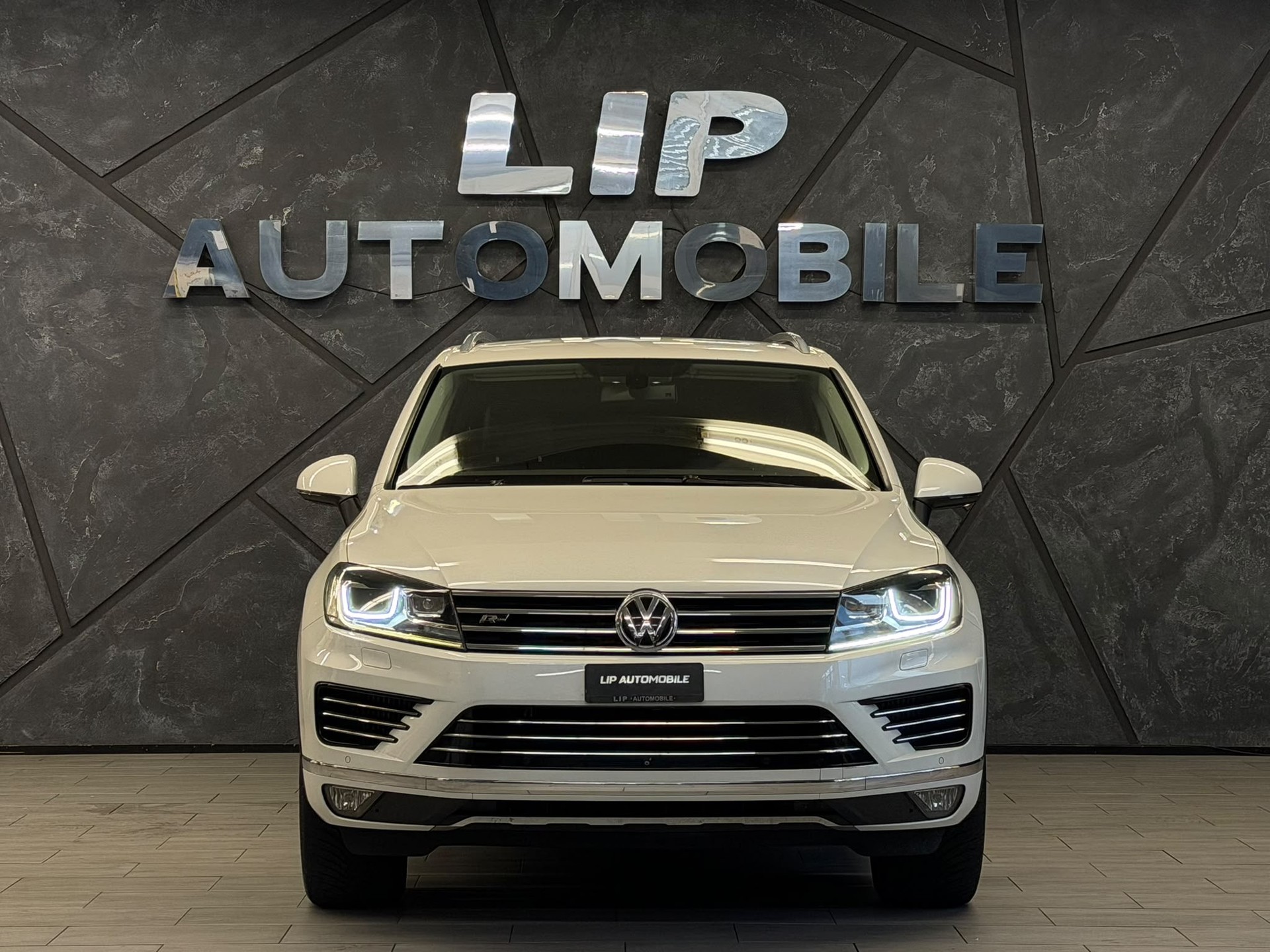 VW Touareg 3.0 TDI BlueMotion Technology Tiptronic R-Line-image-1