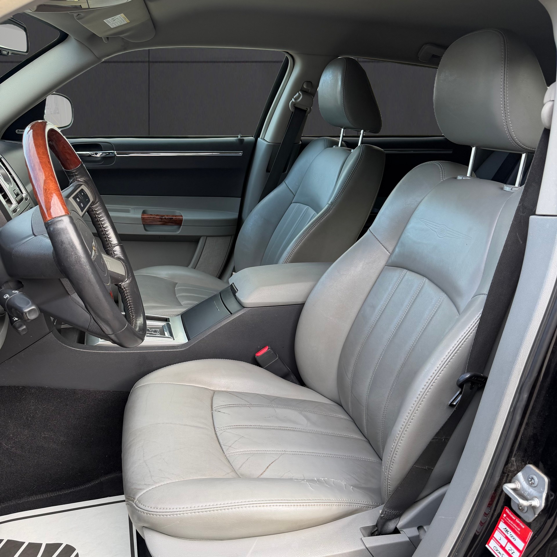 CHRYSLER Touring-image-10