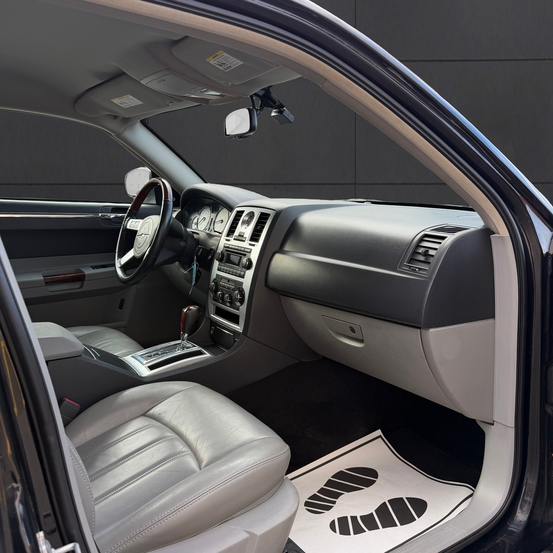 CHRYSLER Touring-image-13