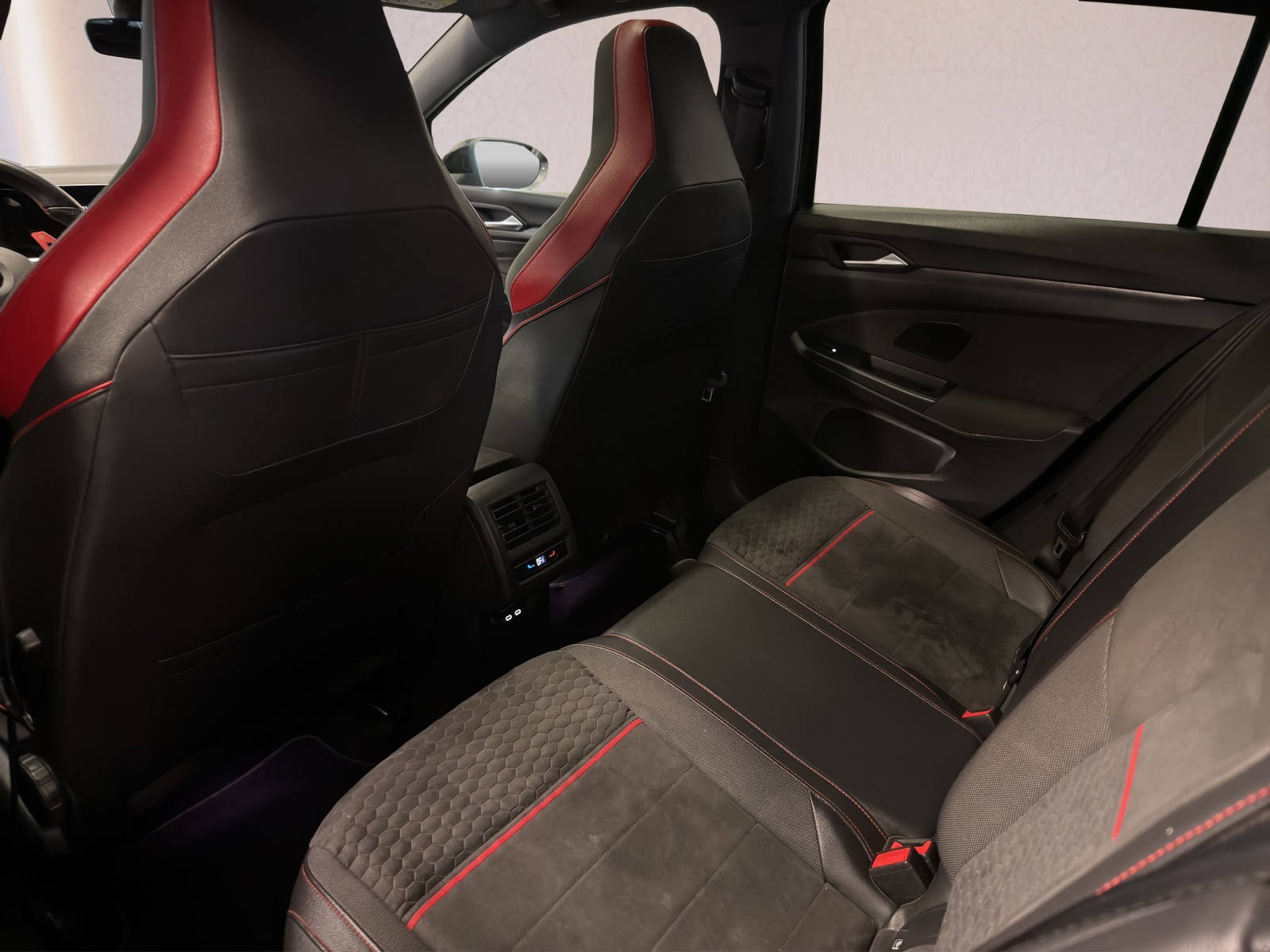 VW Golf 2.0 TSI GTI Clubsport DSG-image-16
