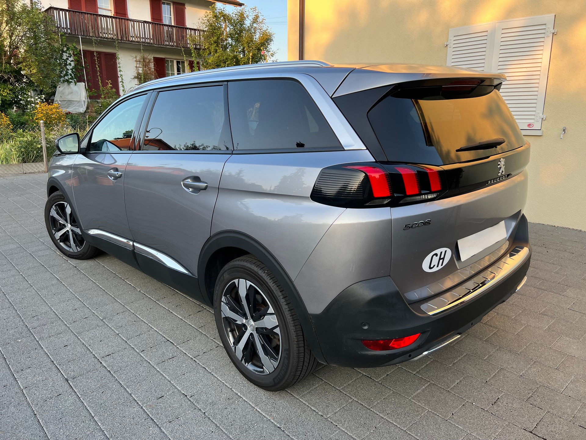 PEUGEOT 5008 1.6 BlueHDi Allure ETA-image-6