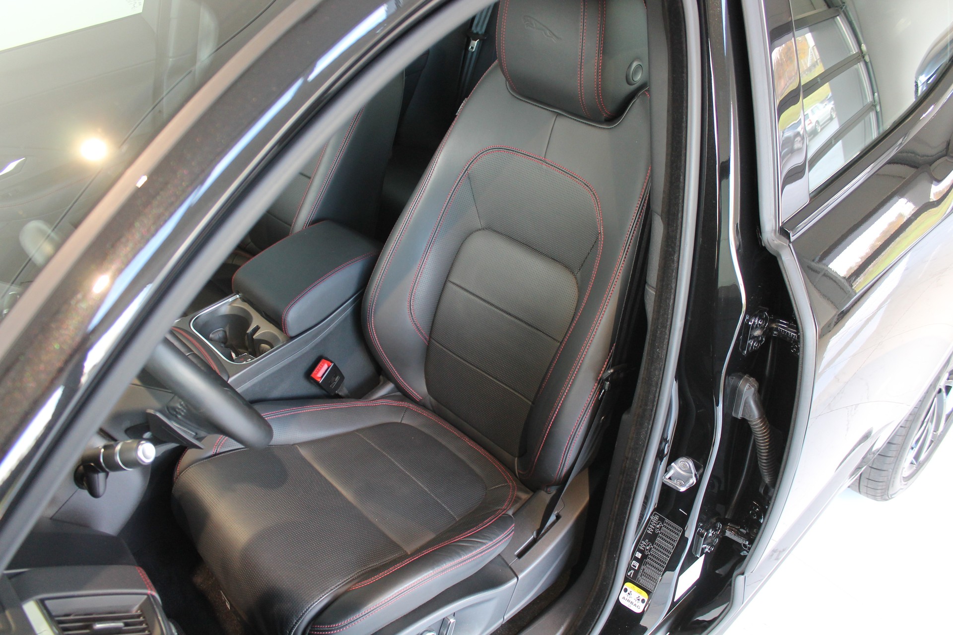 JAGUAR E-Pace 2.0 P250 First Edition AWD Automatik-image-5