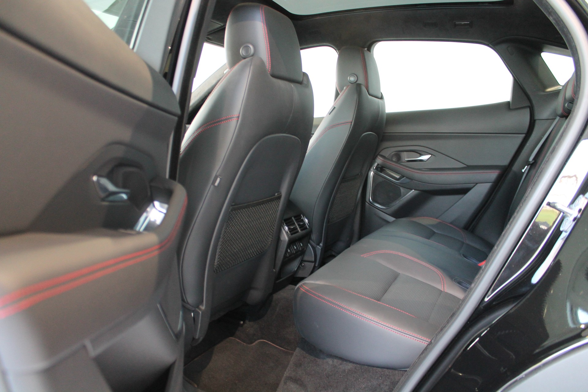 JAGUAR E-Pace 2.0 P250 First Edition AWD Automatik-image-6