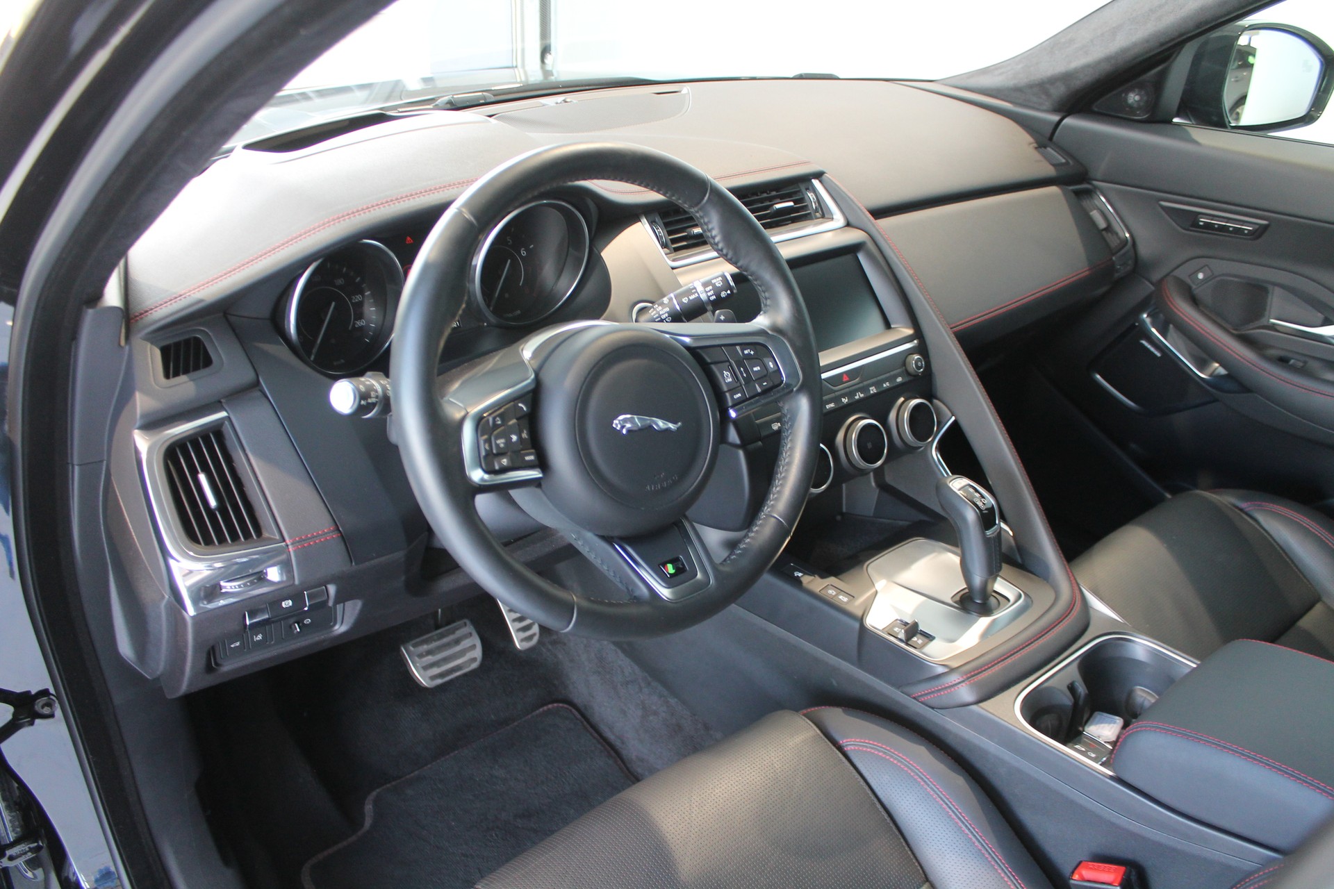 JAGUAR E-Pace 2.0 P250 First Edition AWD Automatik-image-4
