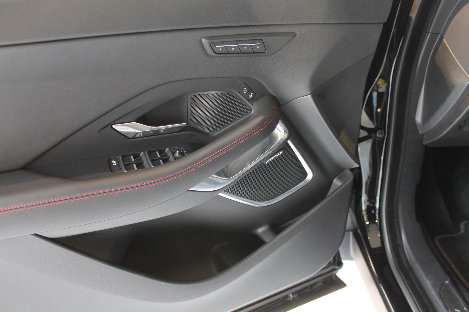 JAGUAR E-Pace 2.0 P250 First Edition AWD Automatik-image-8