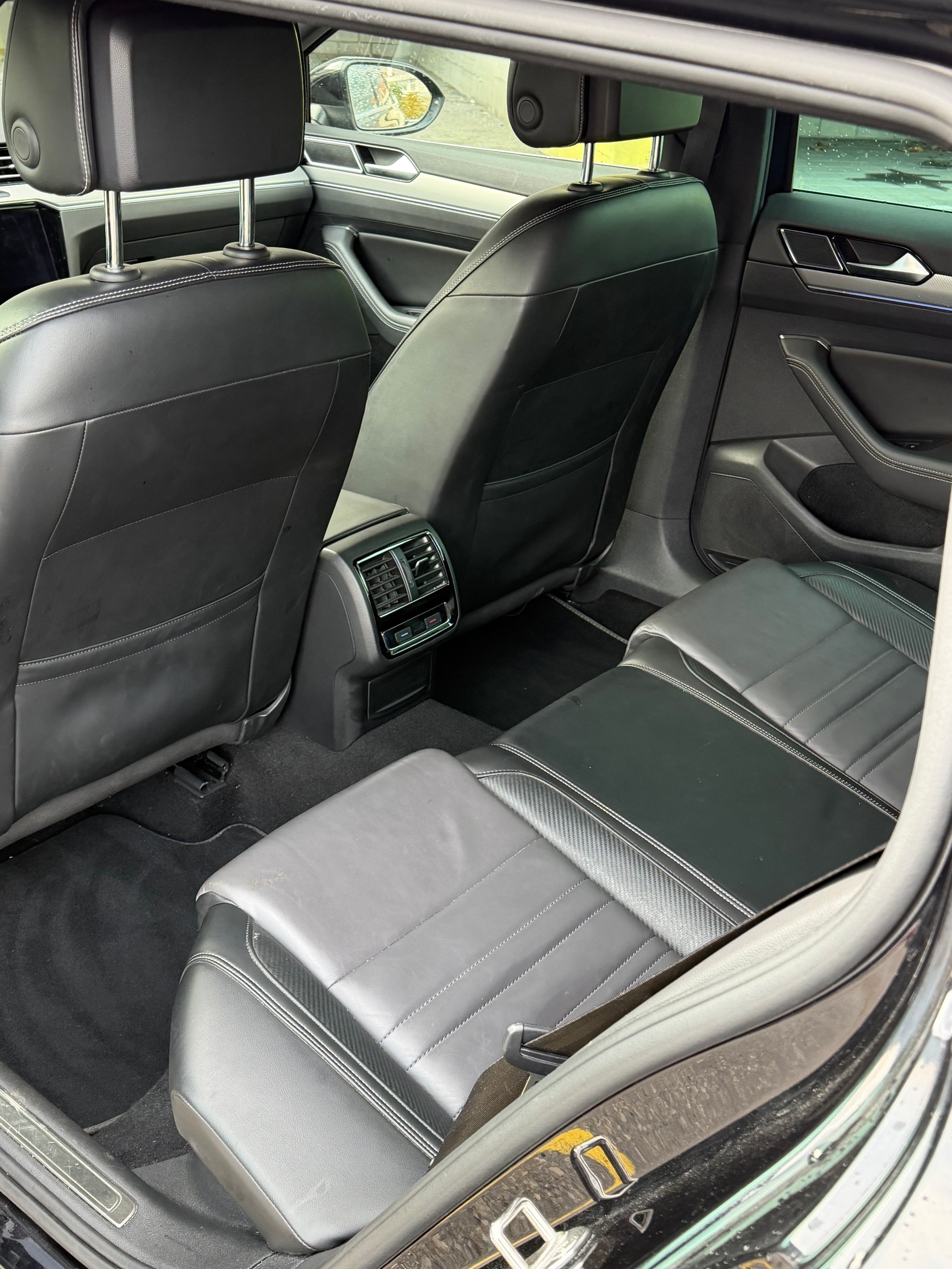 VW Passat Variant 2.0 TSI R-Line Edition 4Motion DSG-image-8