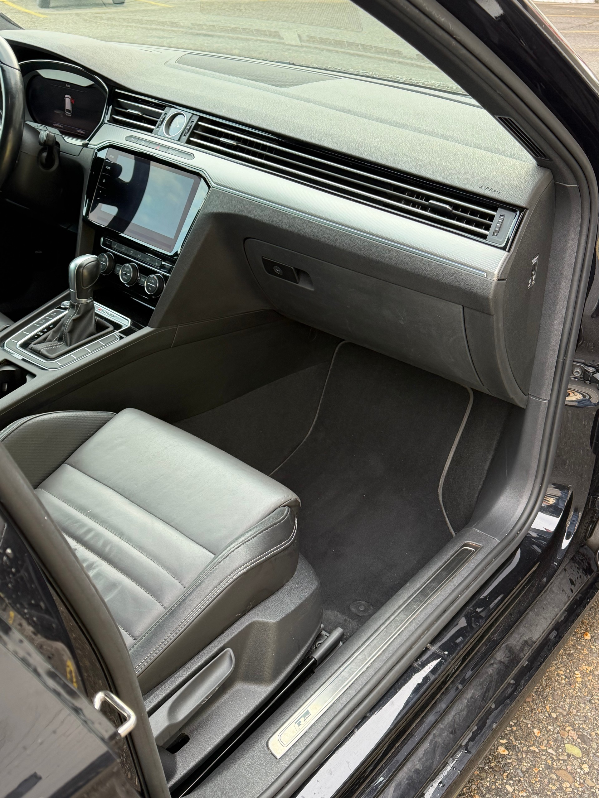 VW Passat Variant 2.0 TSI R-Line Edition 4Motion DSG-image-7