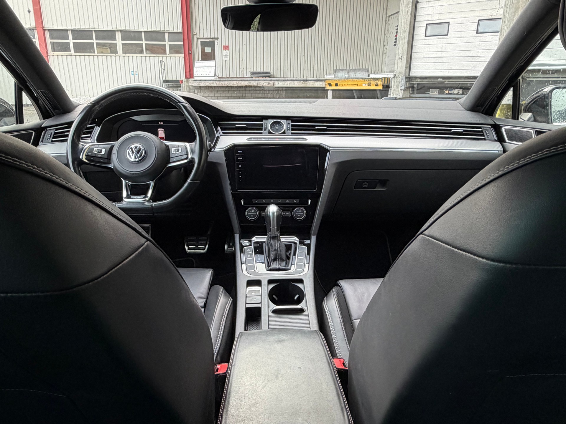 VW Passat Variant 2.0 TSI R-Line Edition 4Motion DSG-image-5