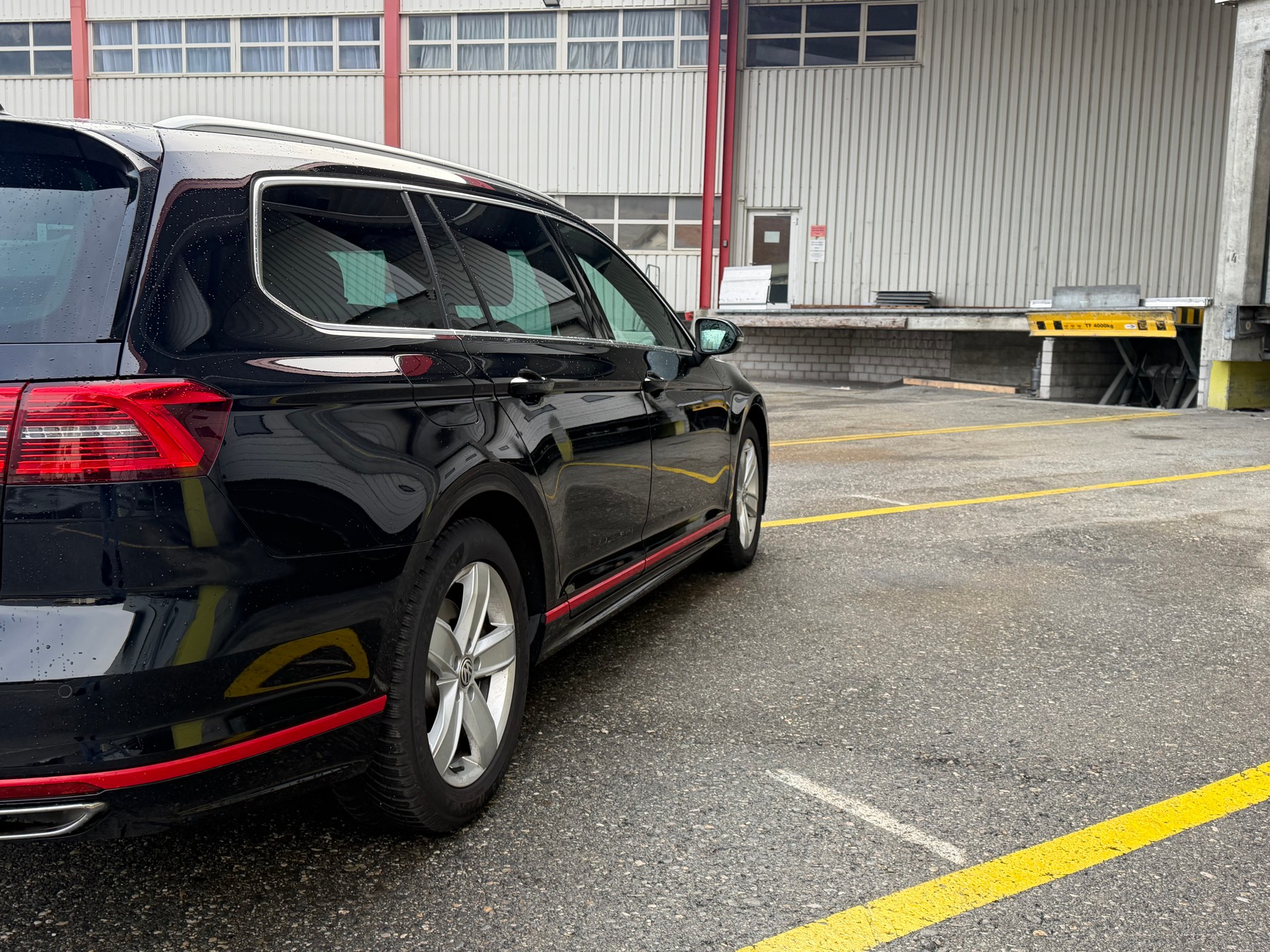 VW Passat Variant 2.0 TSI R-Line Edition 4Motion DSG-image-4